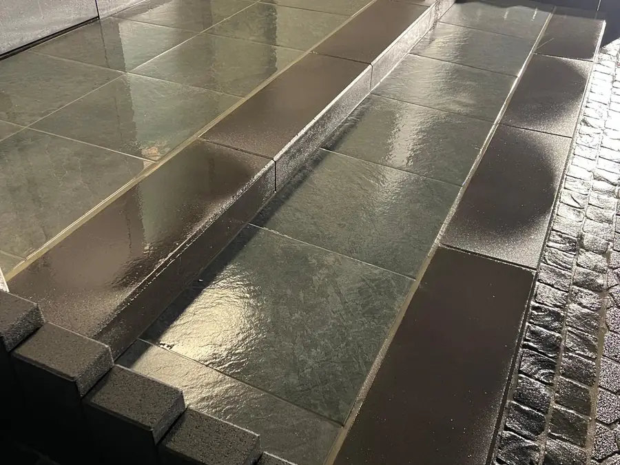 Außentreppe und Podest aus dunklen Natursteinplatten